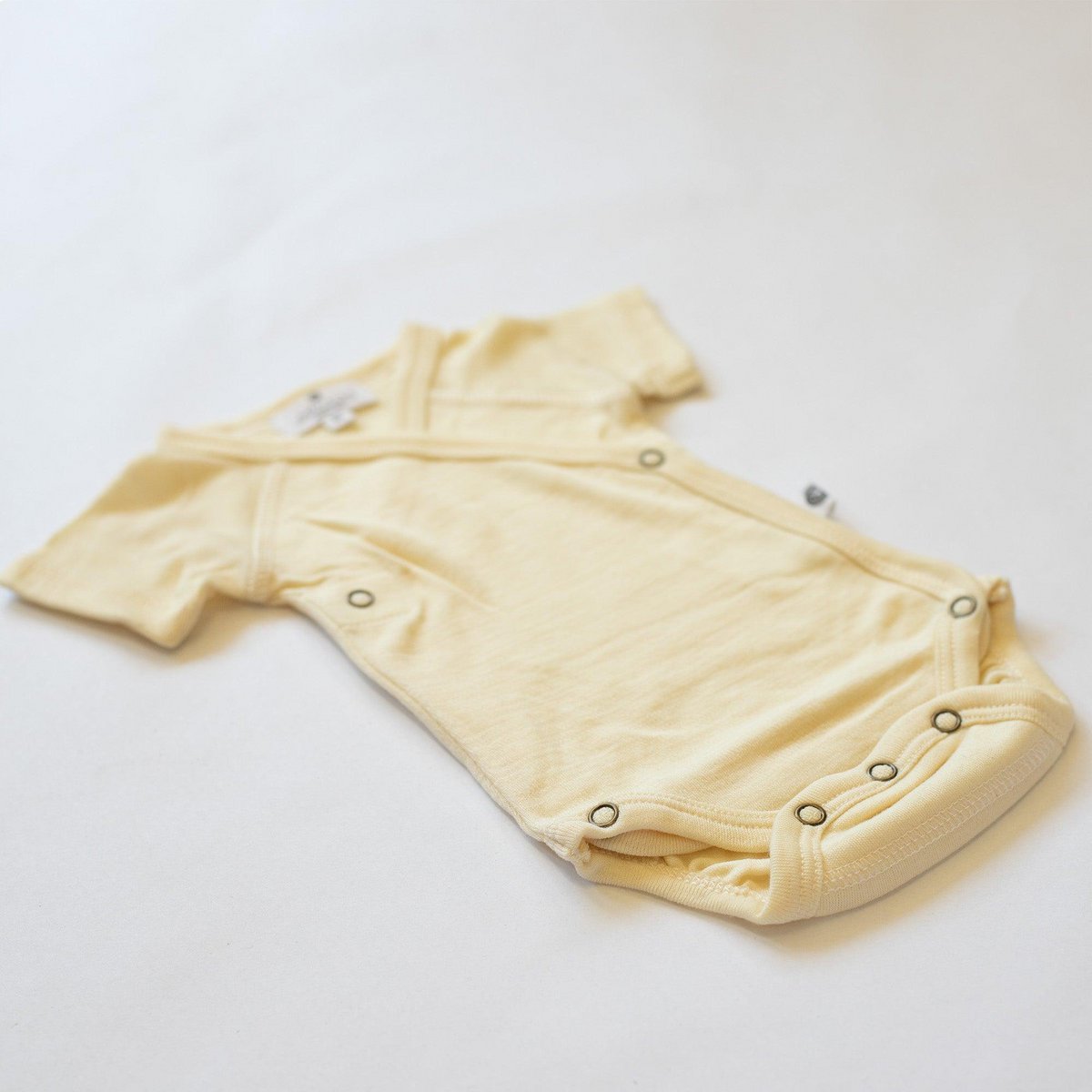 Wollen overslag romper korte mouw -merino wol- Naturel beige - Just Babystuff
