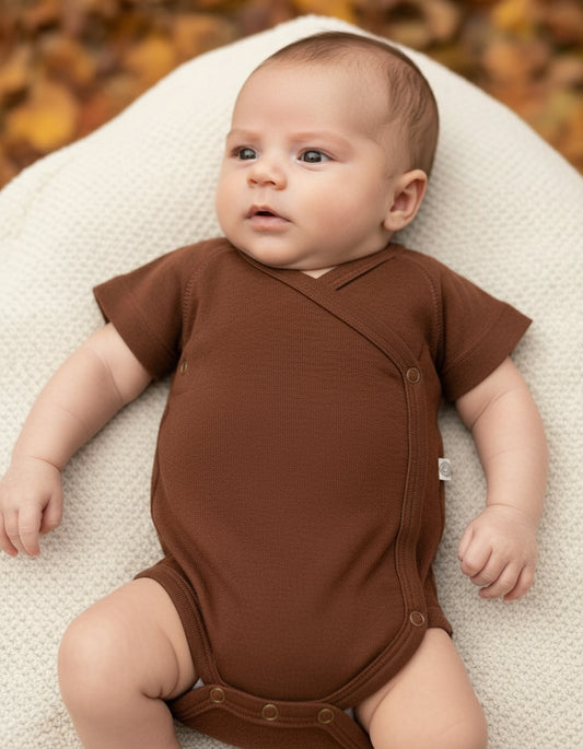 Wollen overslag romper korte mouw -merino wol- chocolate fondant - Just Babystuff