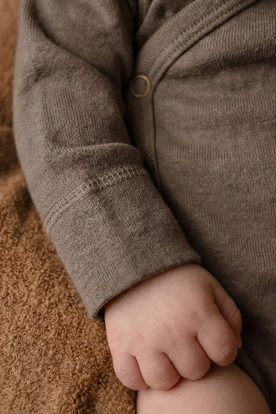 Wollen Overslagromper lange mouw - Merinowol - Walnut - Just Babystuff